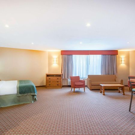 Ramada By Wyndham Des Moines Tropics Resort & Conference Ctr Urbandale Exterior photo