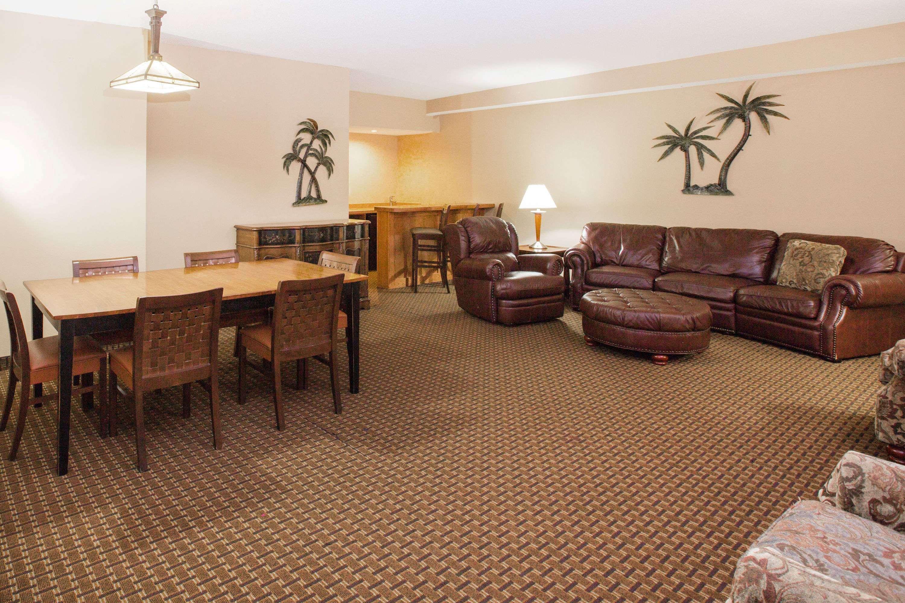 Ramada By Wyndham Des Moines Tropics Resort & Conference Ctr Urbandale Exterior photo