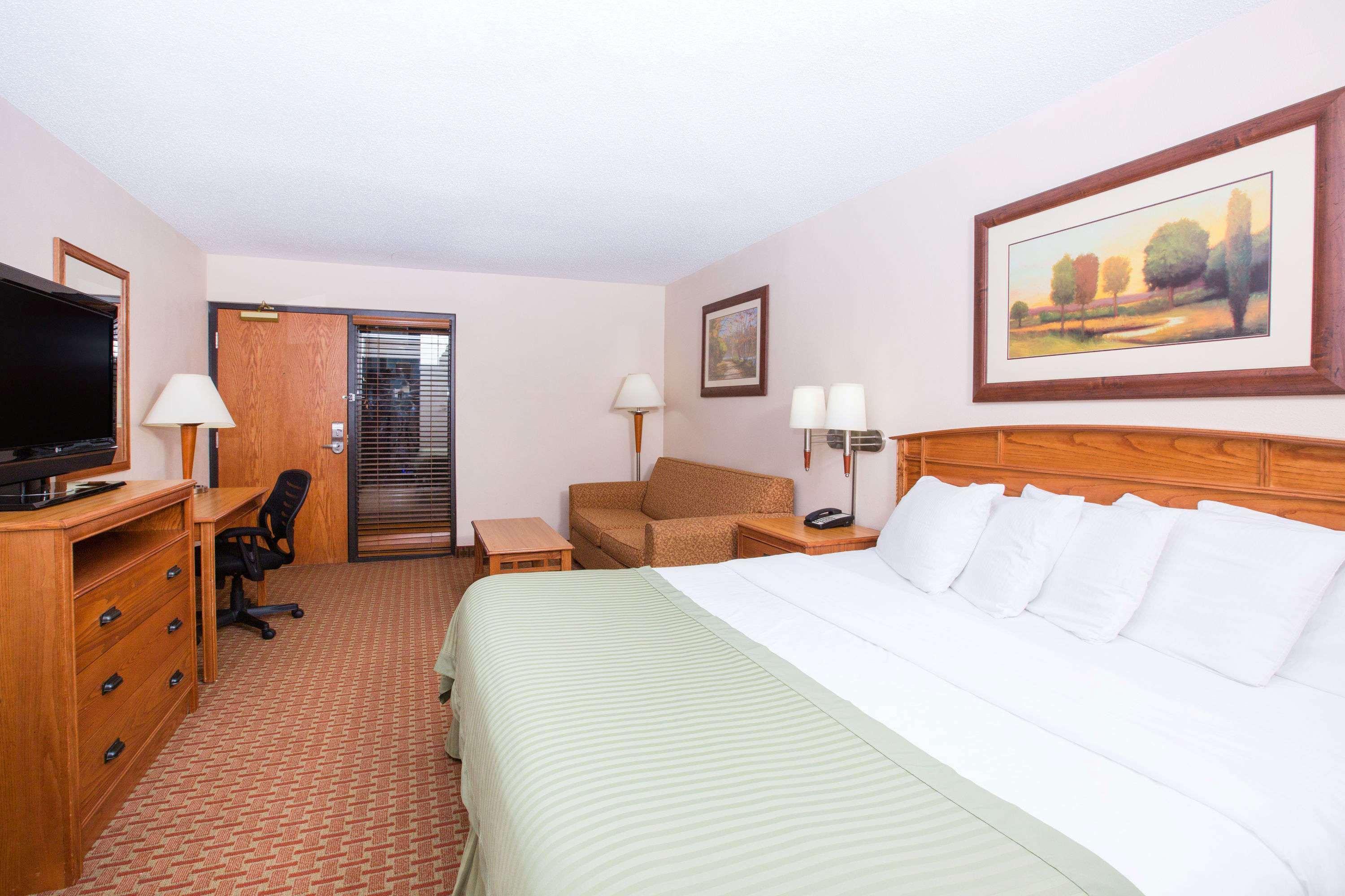 Ramada By Wyndham Des Moines Tropics Resort & Conference Ctr Urbandale Exterior photo