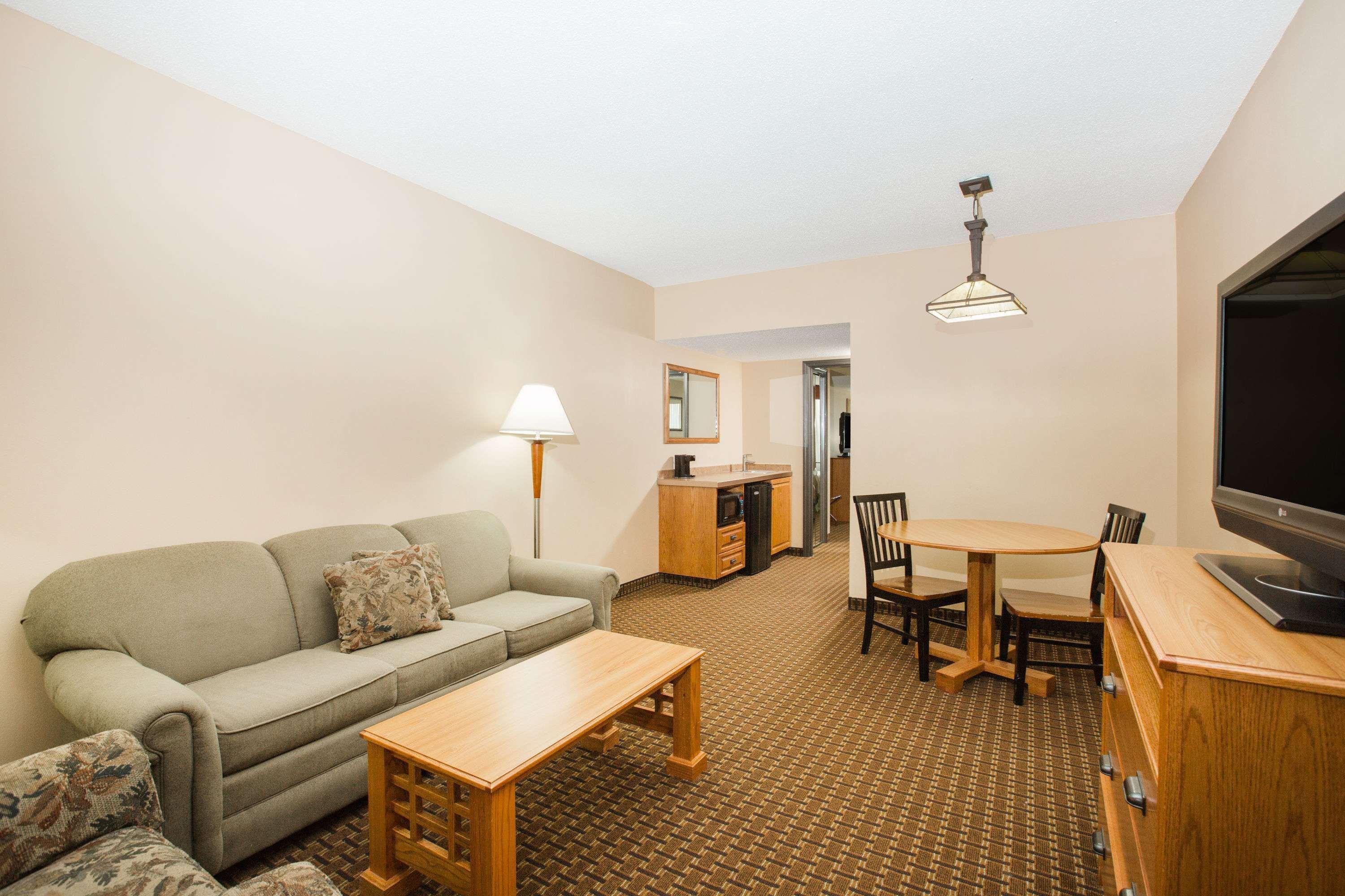 Ramada By Wyndham Des Moines Tropics Resort & Conference Ctr Urbandale Exterior photo