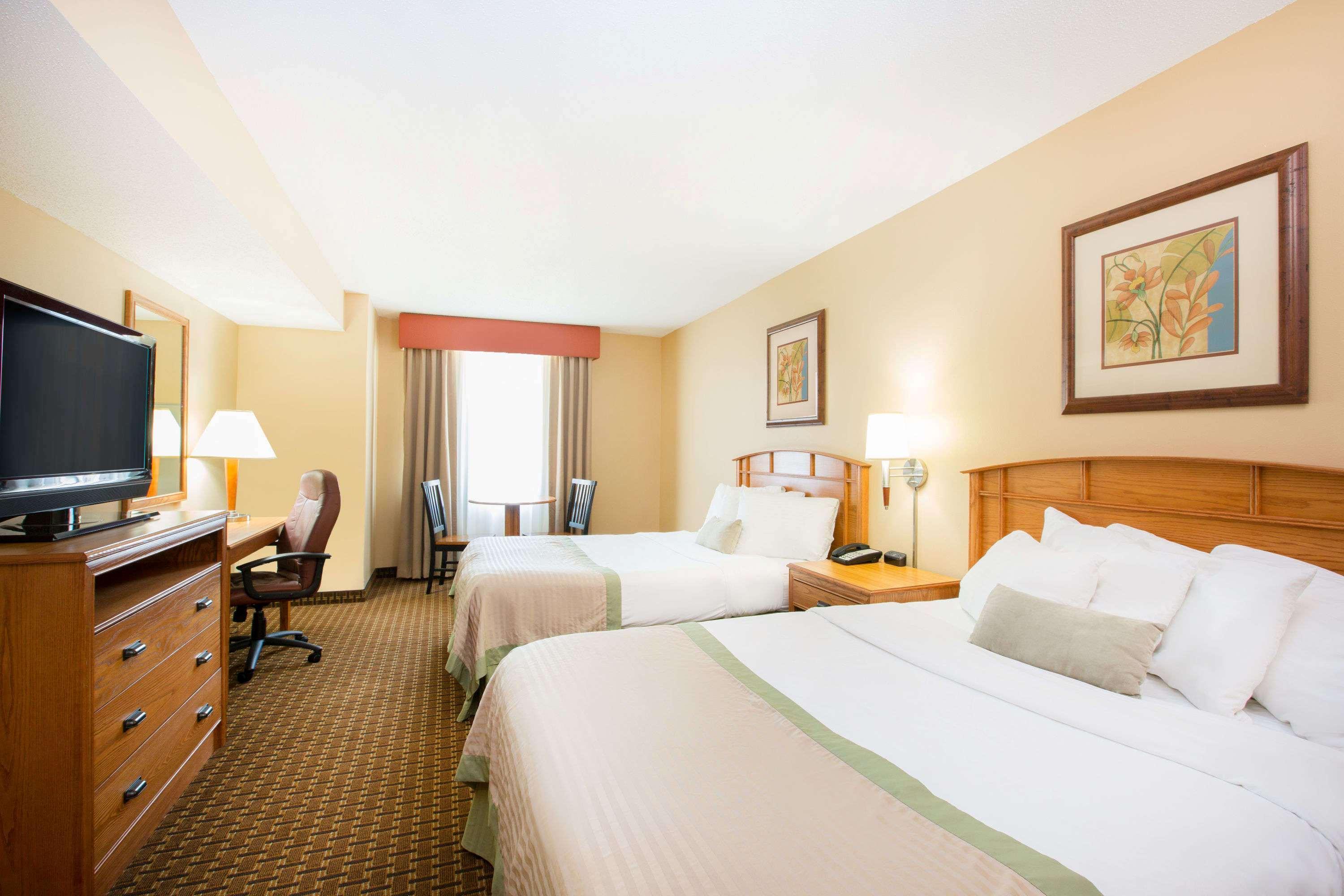 Ramada By Wyndham Des Moines Tropics Resort & Conference Ctr Urbandale Exterior photo