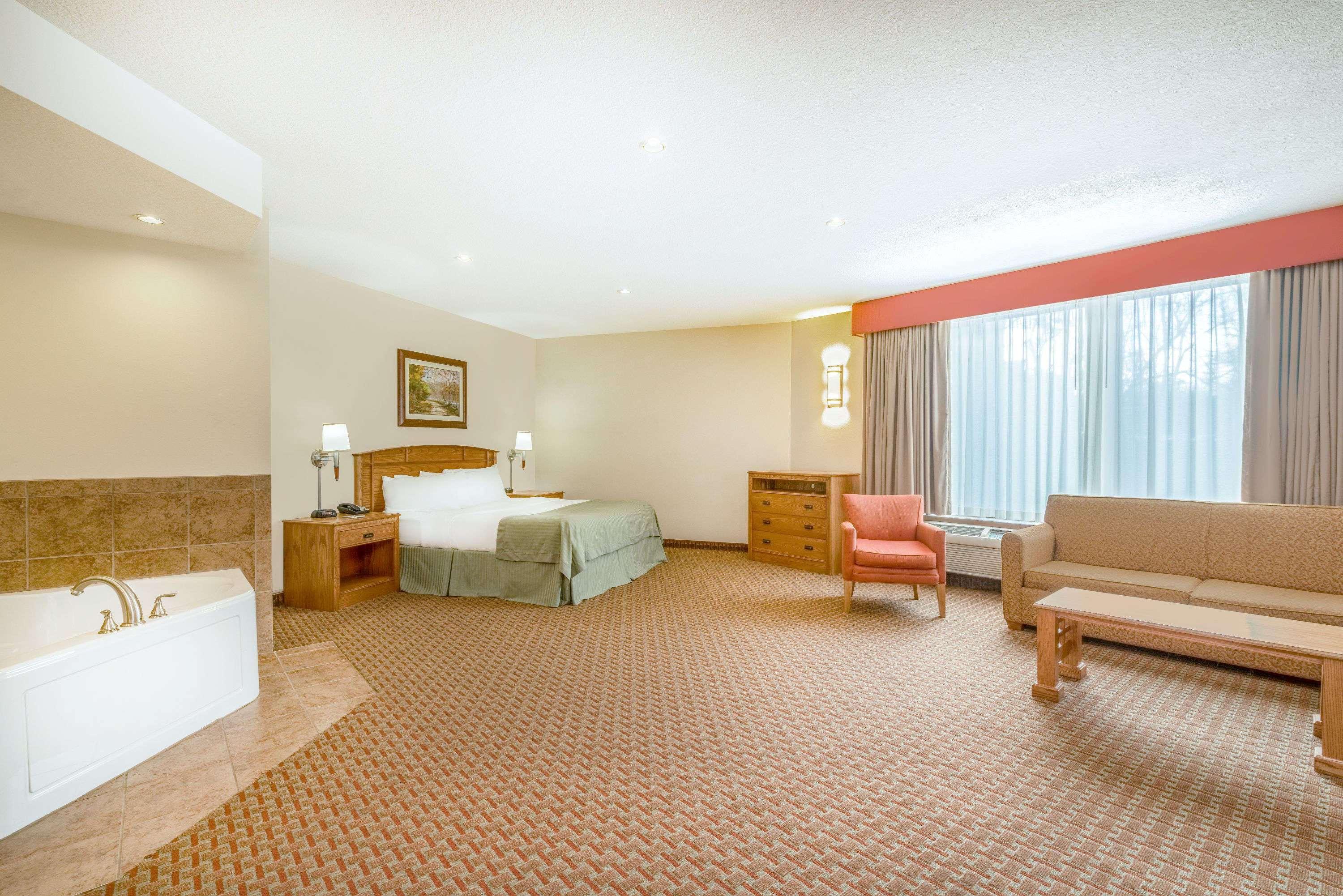 Ramada By Wyndham Des Moines Tropics Resort & Conference Ctr Urbandale Exterior photo