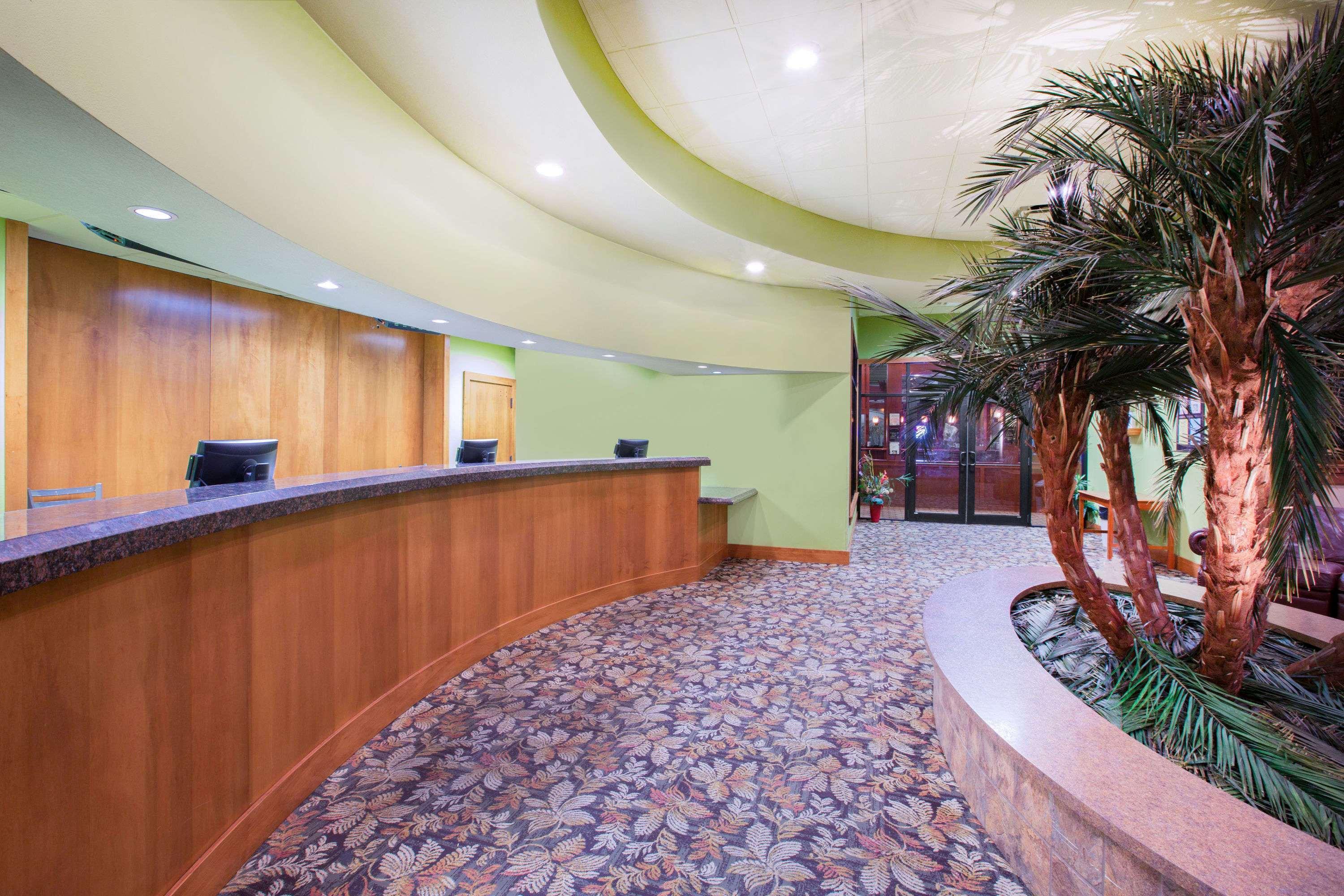 Ramada By Wyndham Des Moines Tropics Resort & Conference Ctr Urbandale Exterior photo