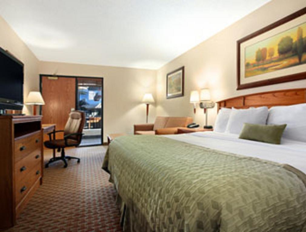 Ramada By Wyndham Des Moines Tropics Resort & Conference Ctr Urbandale Room photo